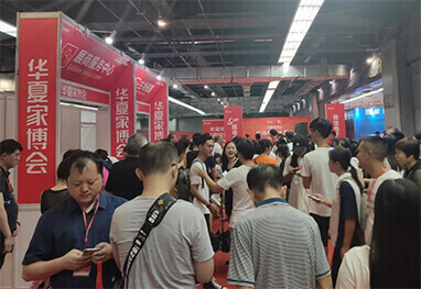 沈阳华夏家博会现场人流如织